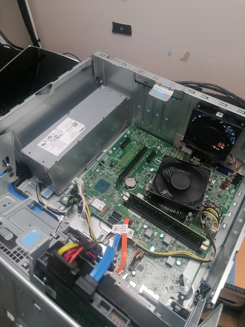 Quand la Technologie A Besoin d'Aide: Images de Réparations d'Ordinateurs