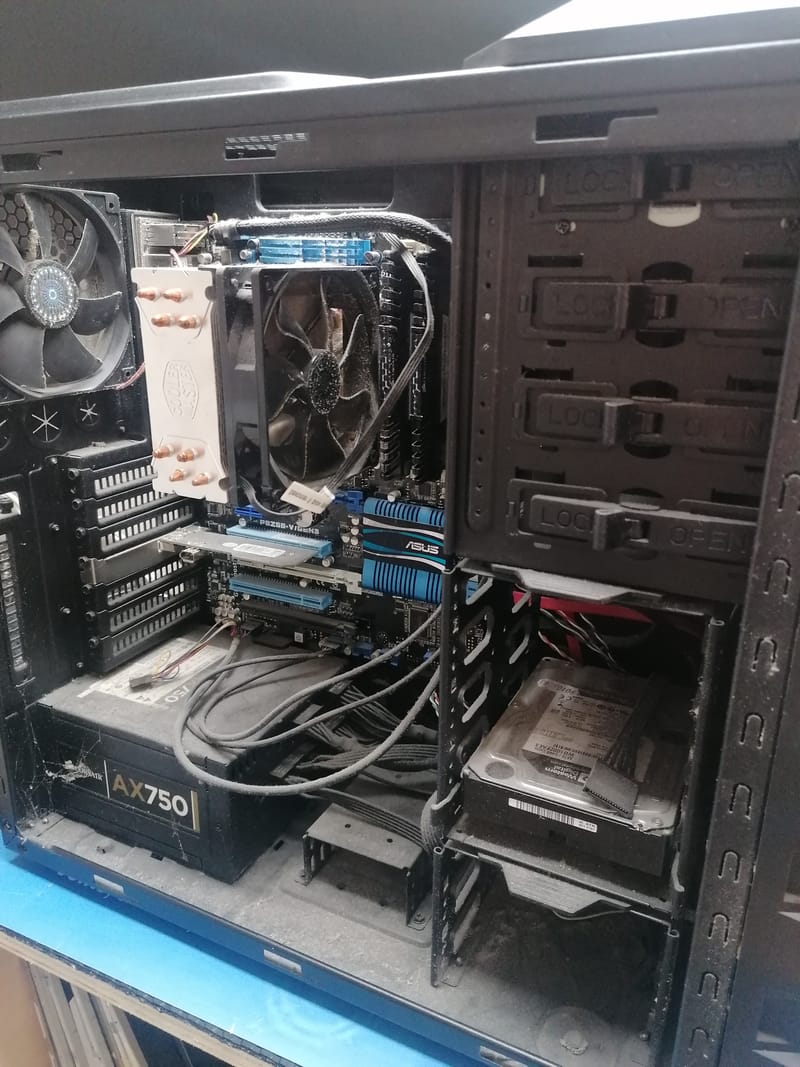 Quand la Technologie A Besoin d'Aide: Images de Réparations d'Ordinateurs