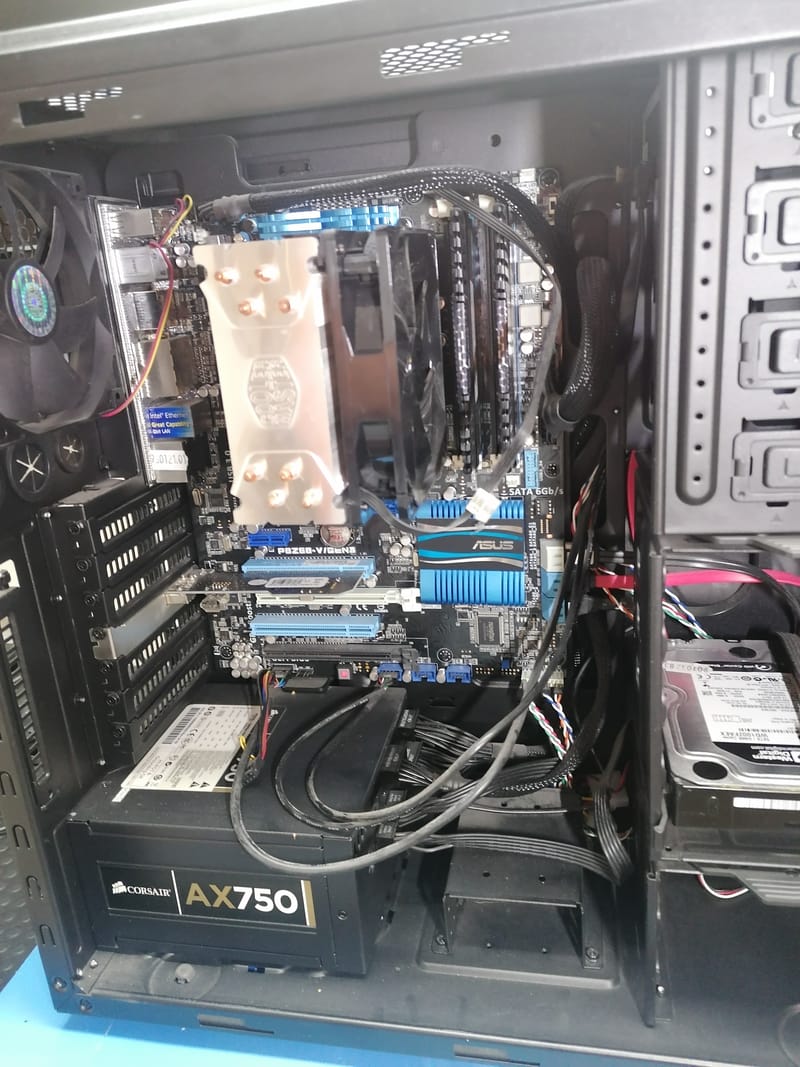 Quand la Technologie A Besoin d'Aide: Images de Réparations d'Ordinateurs