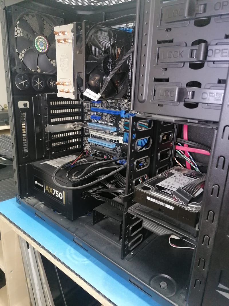 Quand la Technologie A Besoin d'Aide: Images de Réparations d'Ordinateurs