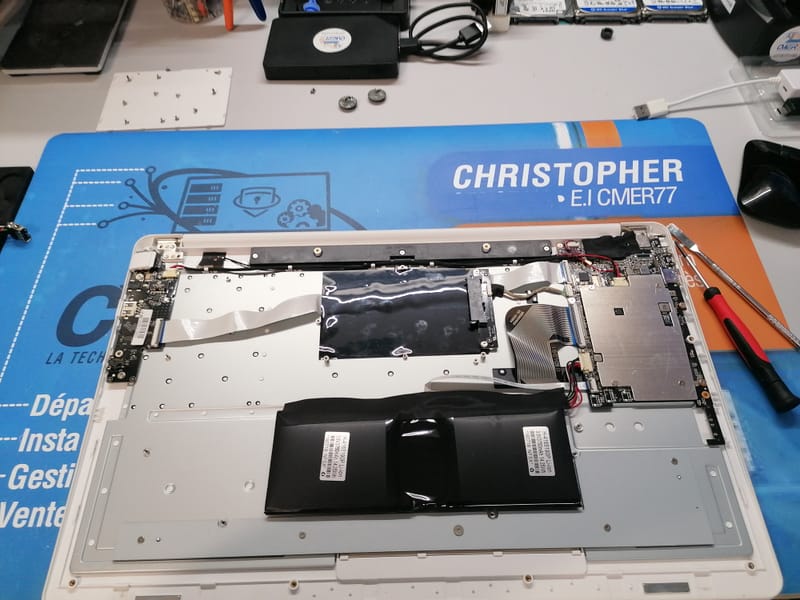 Quand la Technologie A Besoin d'Aide: Images de Réparations d'Ordinateurs