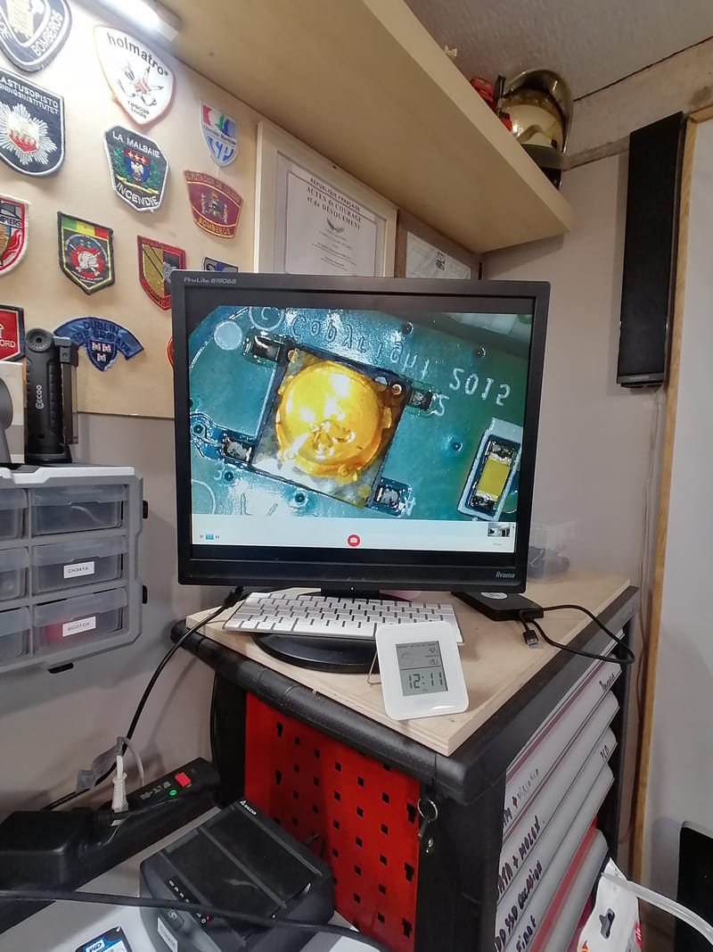 Au Coeur de la Technologie : Photos de Micro-Soudure Réparatrice