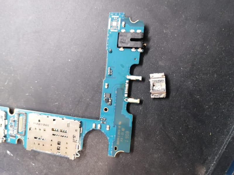 Au Coeur de la Technologie : Photos de Micro-Soudure Réparatrice