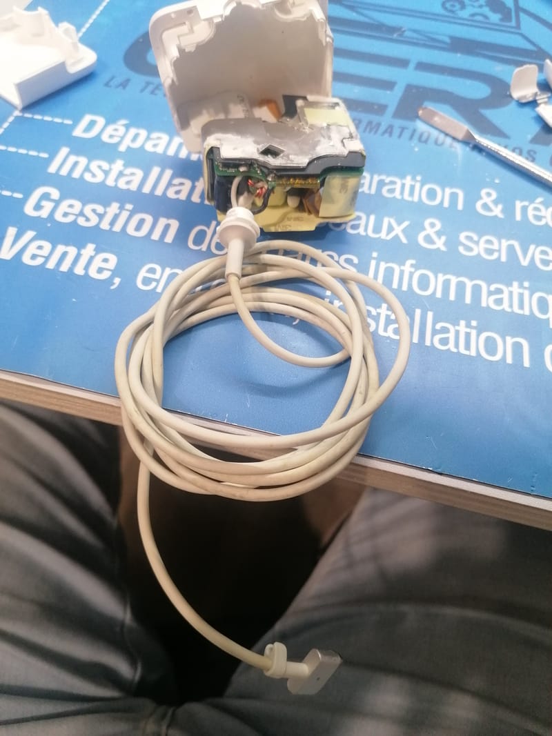 Au Coeur de la Technologie : Photos de Micro-Soudure Réparatrice