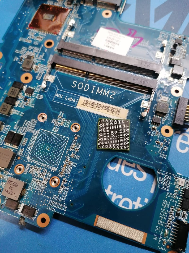 Au Coeur de la Technologie : Photos de Micro-Soudure Réparatrice