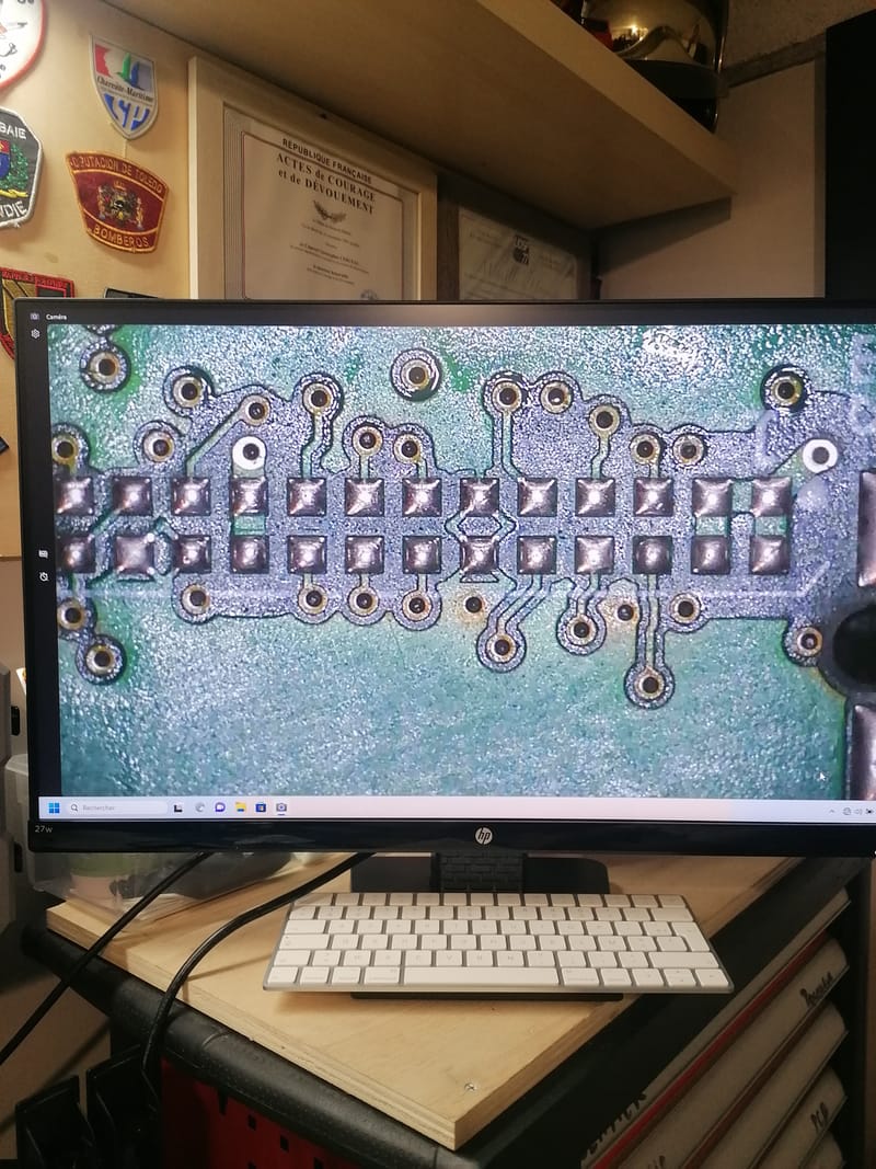 Au Coeur de la Technologie : Photos de Micro-Soudure Réparatrice