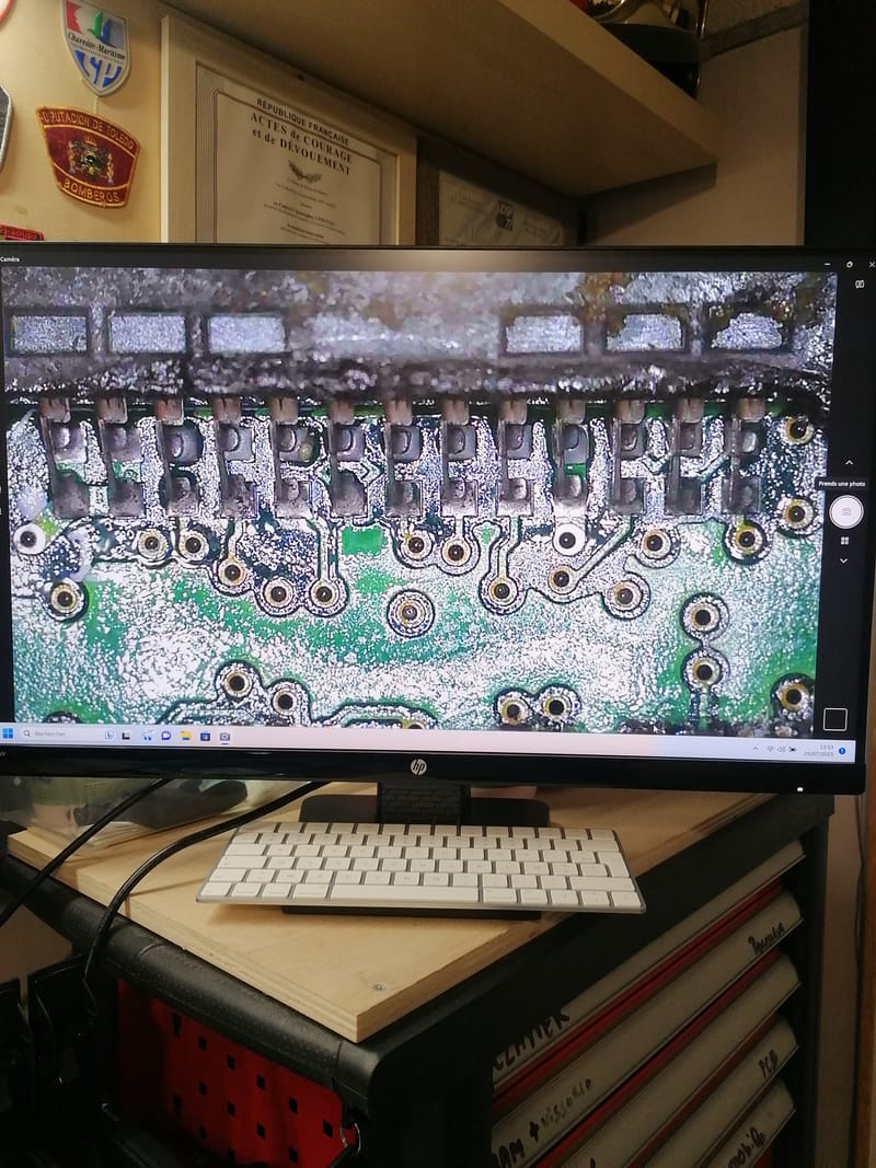 Au Coeur de la Technologie : Photos de Micro-Soudure Réparatrice