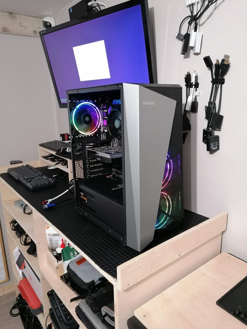 Quand la Technologie A Besoin d'Aide: Images de Réparations d'Ordinateurs