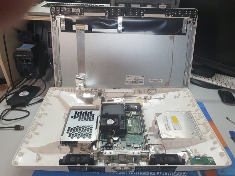 Quand la Technologie A Besoin d'Aide: Images de Réparations d'Ordinateurs