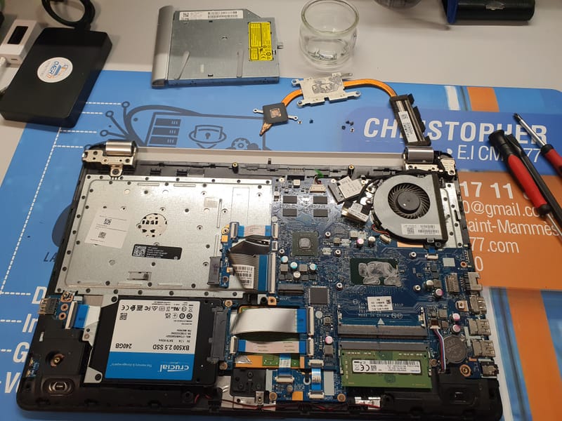 Quand la Technologie A Besoin d'Aide: Images de Réparations d'Ordinateurs