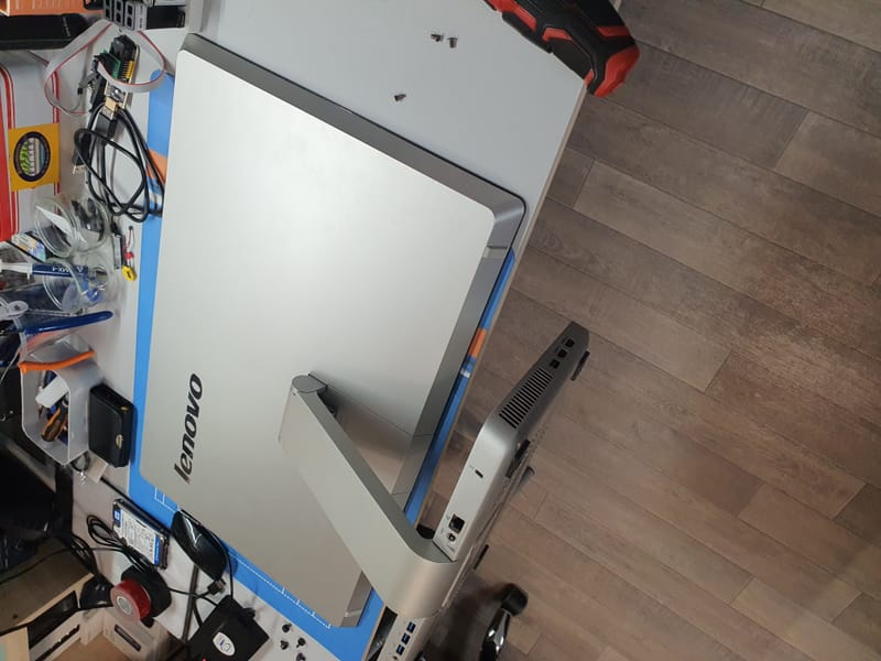 Quand la Technologie A Besoin d'Aide: Images de Réparations d'Ordinateurs