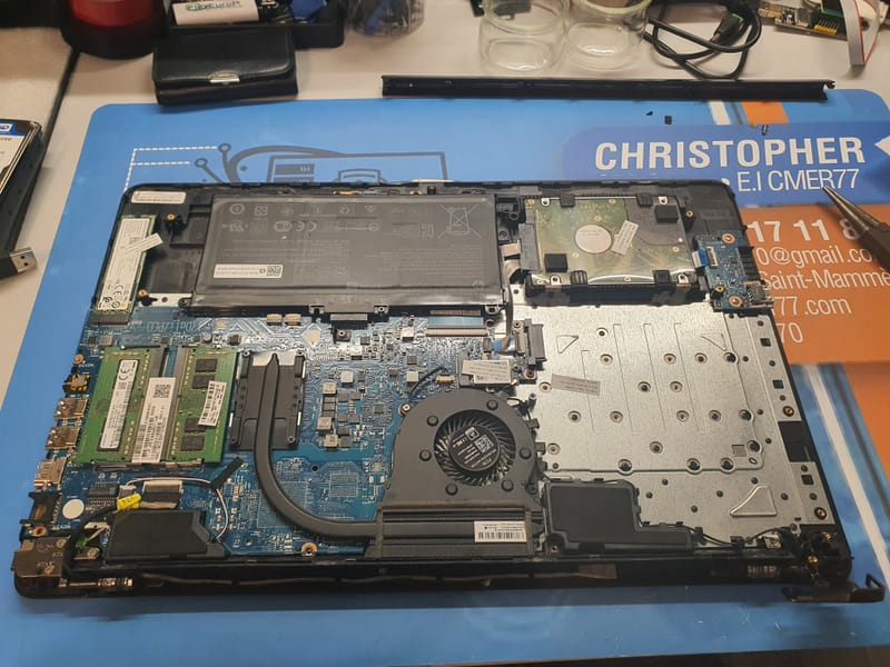 Quand la Technologie A Besoin d'Aide: Images de Réparations d'Ordinateurs