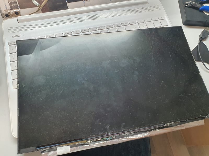 Quand la Technologie A Besoin d'Aide: Images de Réparations d'Ordinateurs