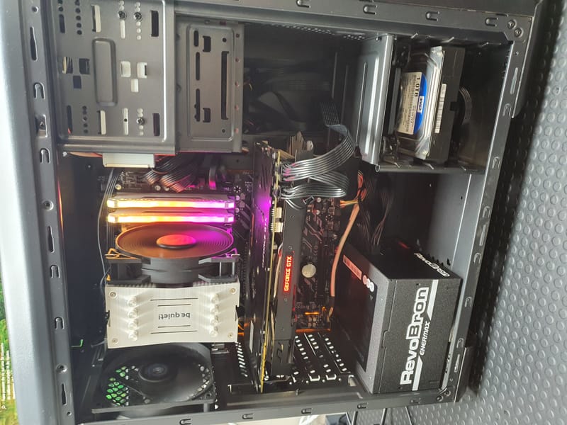 Quand la Technologie A Besoin d'Aide: Images de Réparations d'Ordinateurs