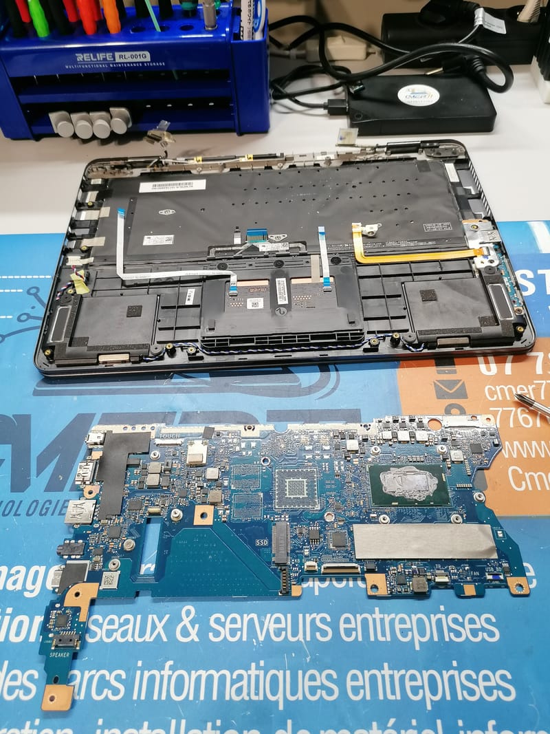 Au Coeur de la Technologie : Photos de Micro-Soudure Réparatrice