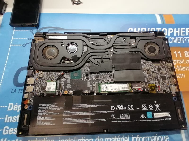 Quand la Technologie A Besoin d'Aide: Images de Réparations d'Ordinateurs