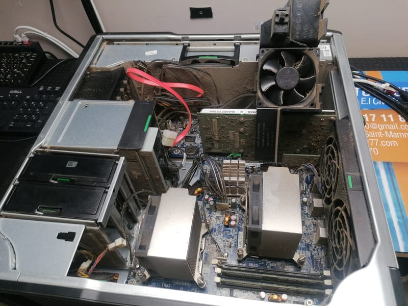 Quand la Technologie A Besoin d'Aide: Images de Réparations d'Ordinateurs