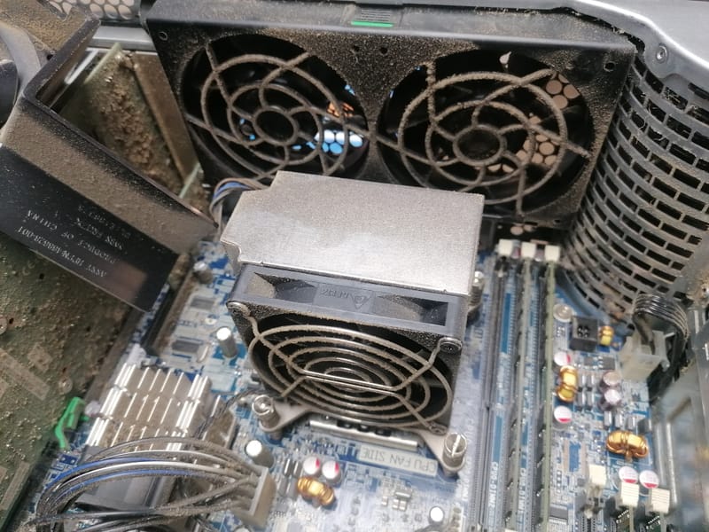 Quand la Technologie A Besoin d'Aide: Images de Réparations d'Ordinateurs