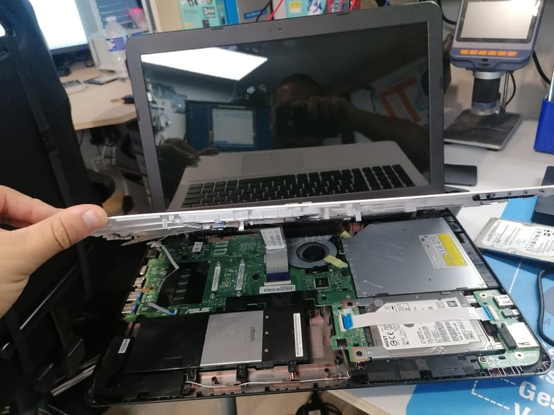 Quand la Technologie A Besoin d'Aide: Images de Réparations d'Ordinateurs