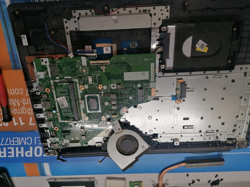 Quand la Technologie A Besoin d'Aide: Images de Réparations d'Ordinateurs