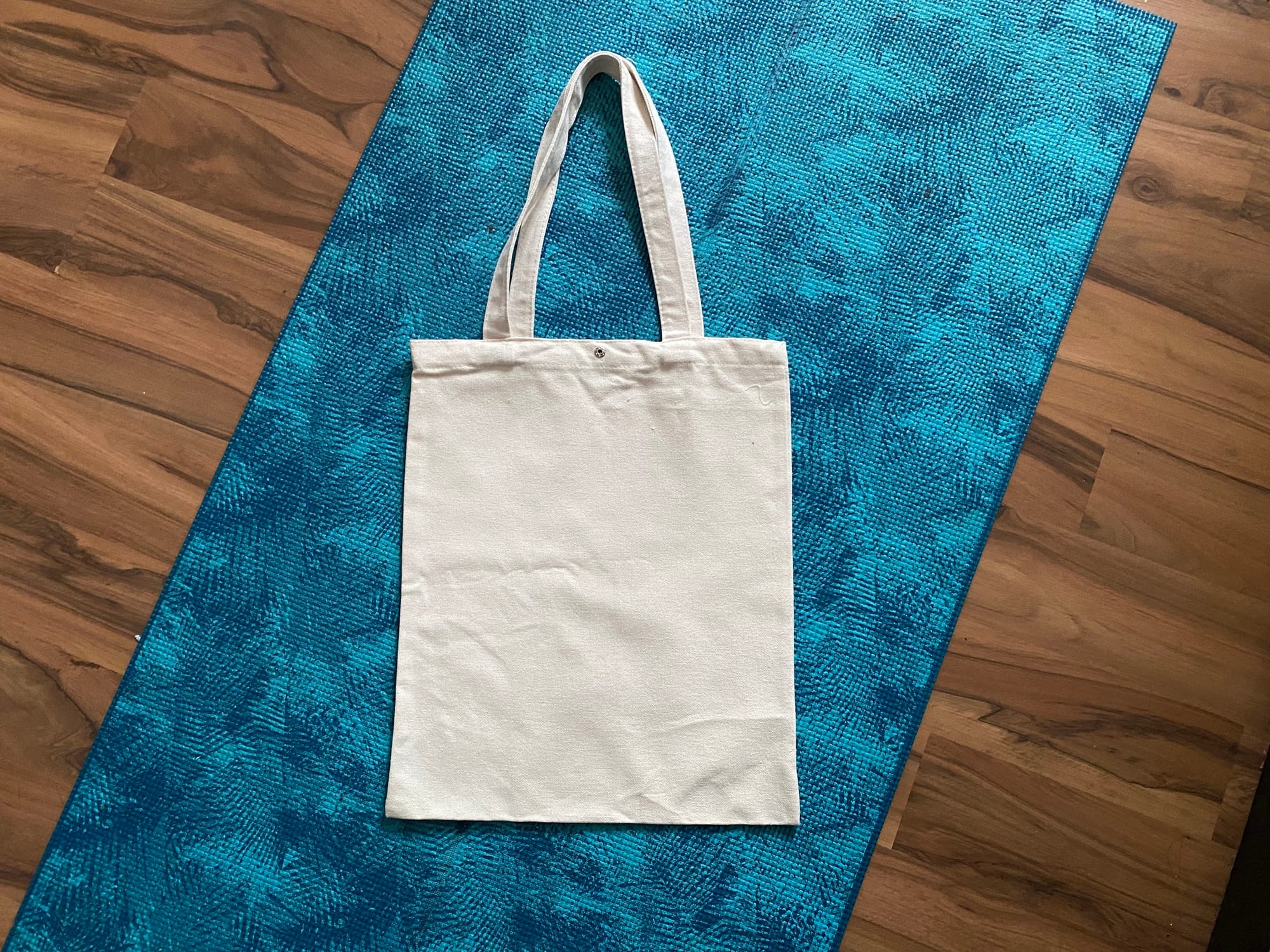 Medium shopping bag with button