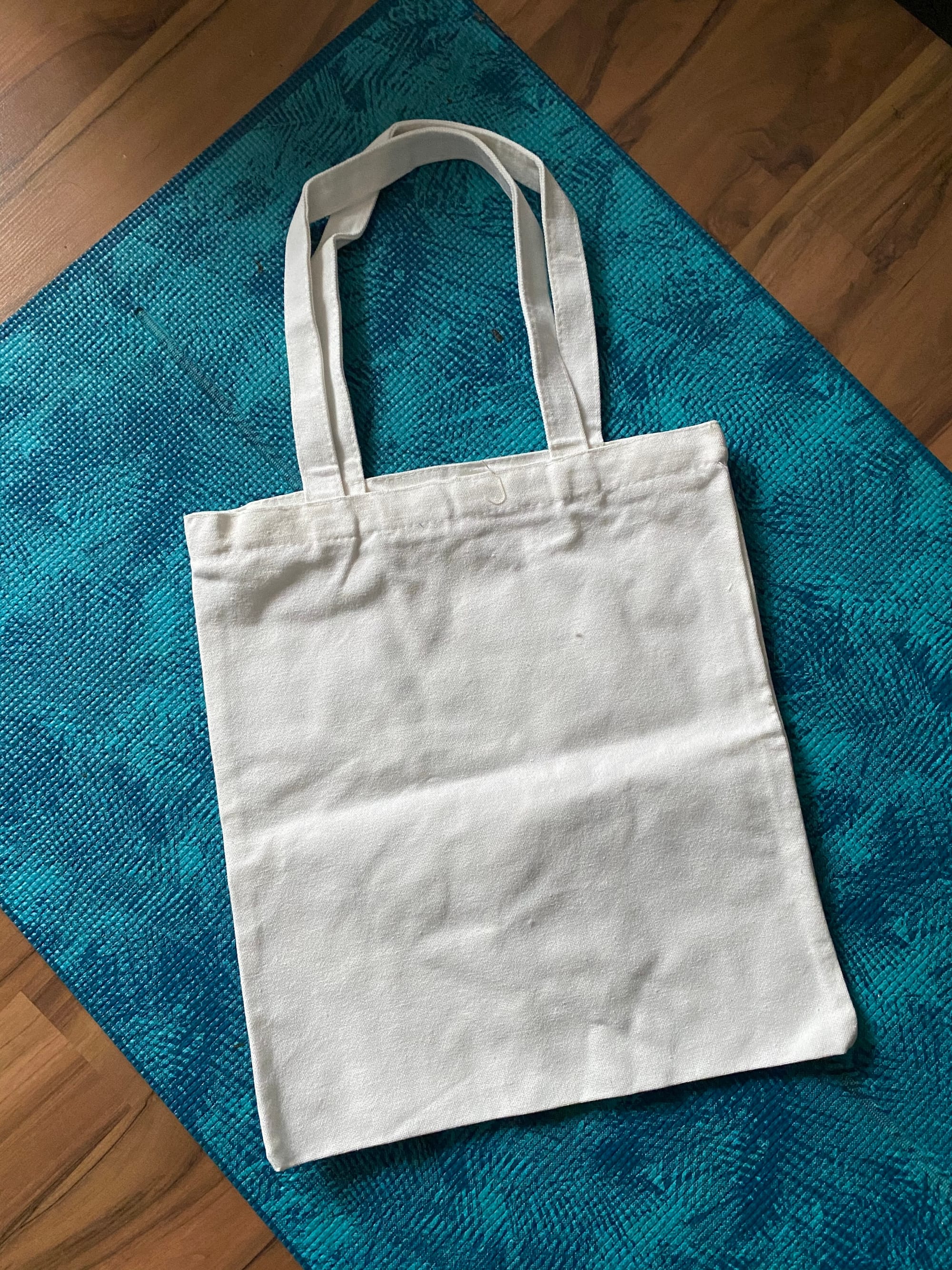 Medium shopping bag with zipper
