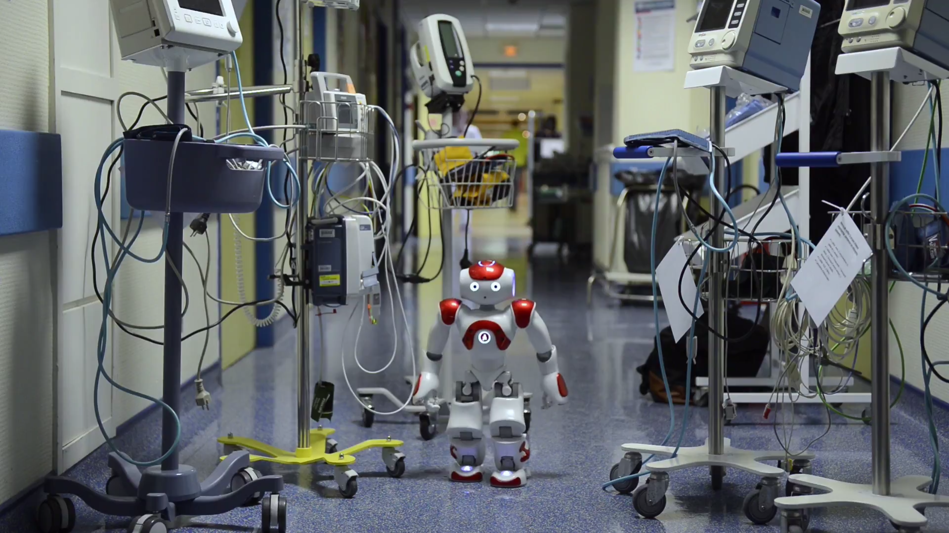 Promenade de NAO dans les couloirs de l'hôpital