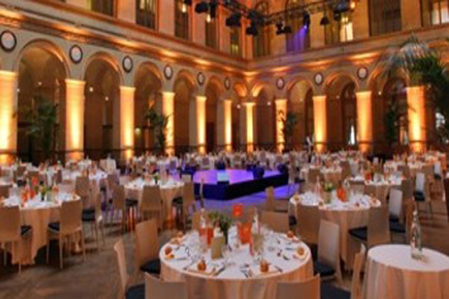 Dîner de gala caritatif dans la somptueuse salle du Palais Brongniart