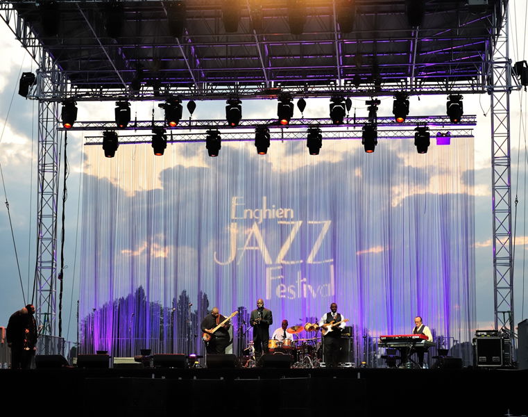 FESTIVAL DE JAZZ D'ENGHIEN : Scène de spectacle sur le lac