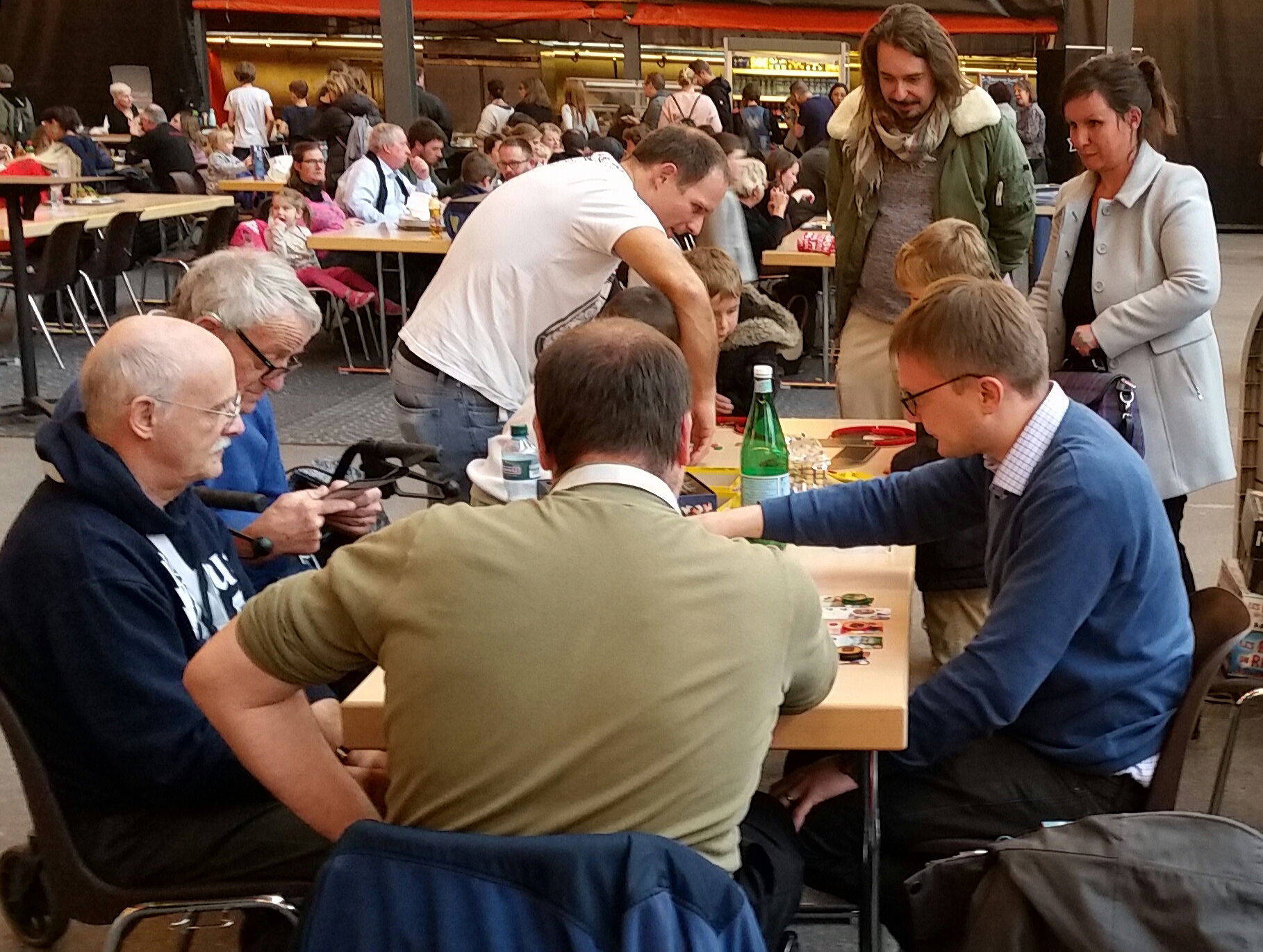 Membres de l'association et invités sur les stands