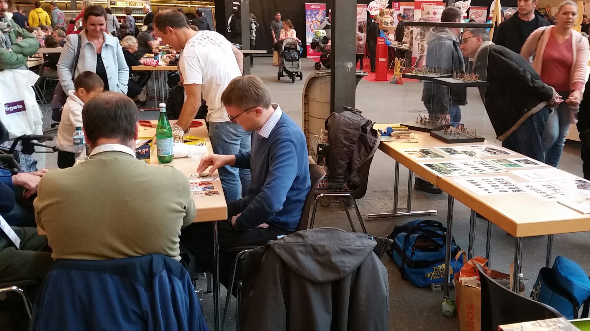 Membres de l'association et invités sur les stands