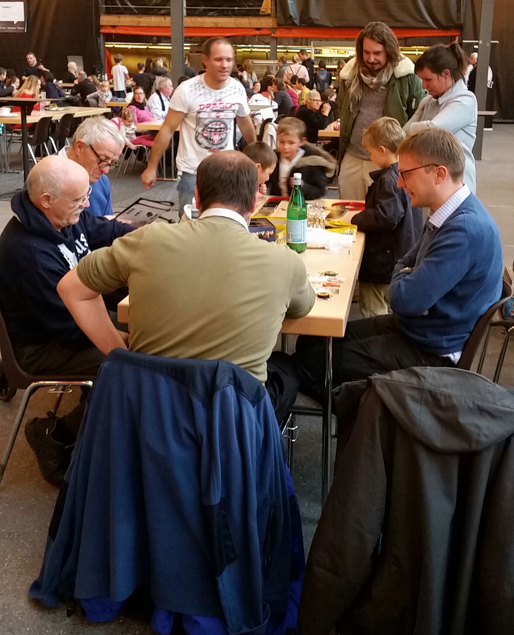 Membres de l'association et invités sur les stands