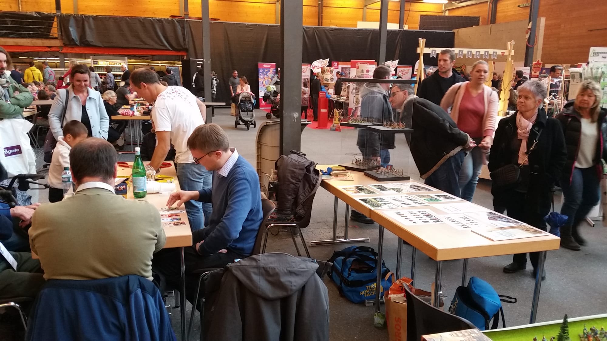 Membres de l'association et invités sur les stands