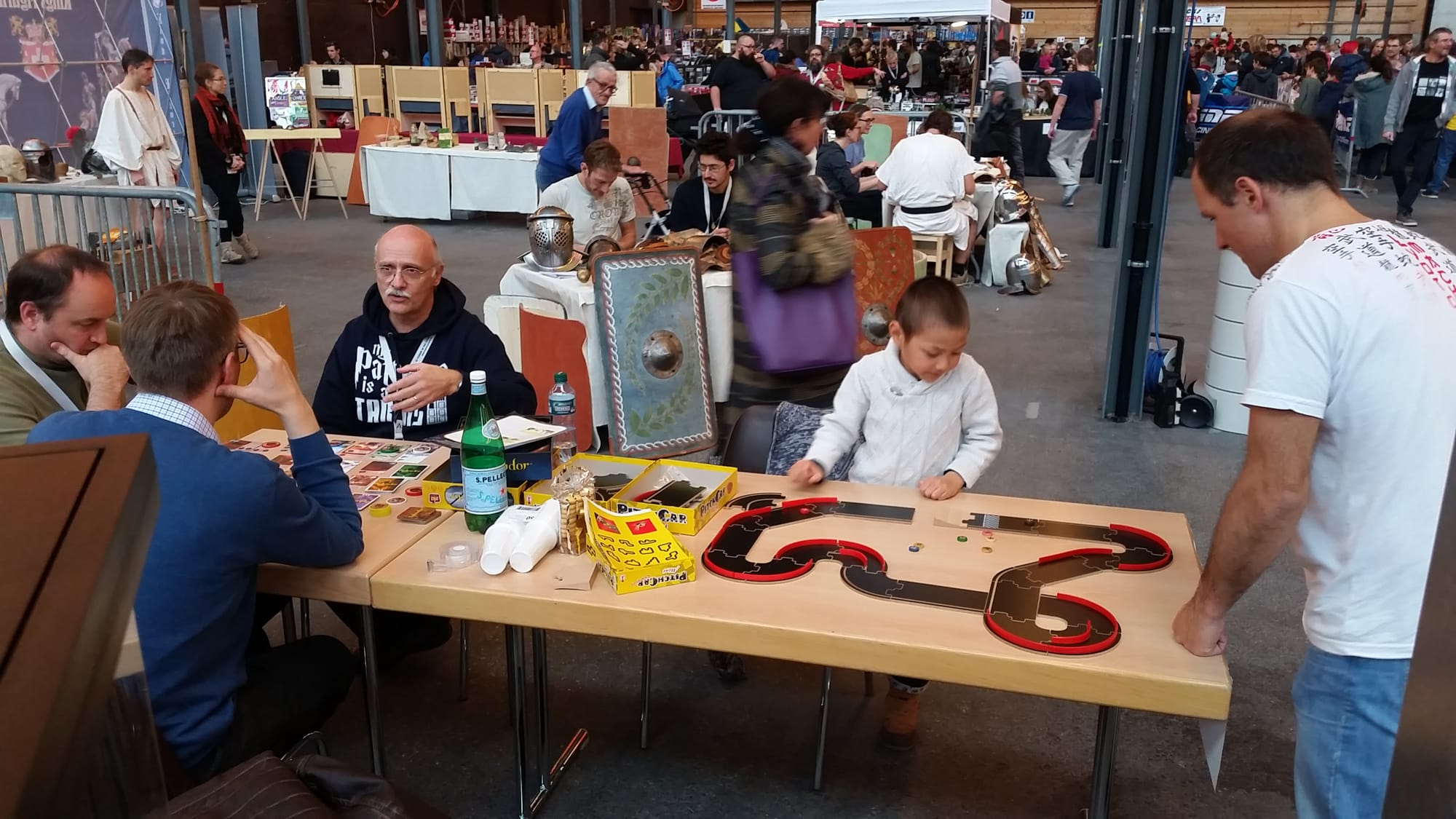 Membres de l'association et invités sur les stands