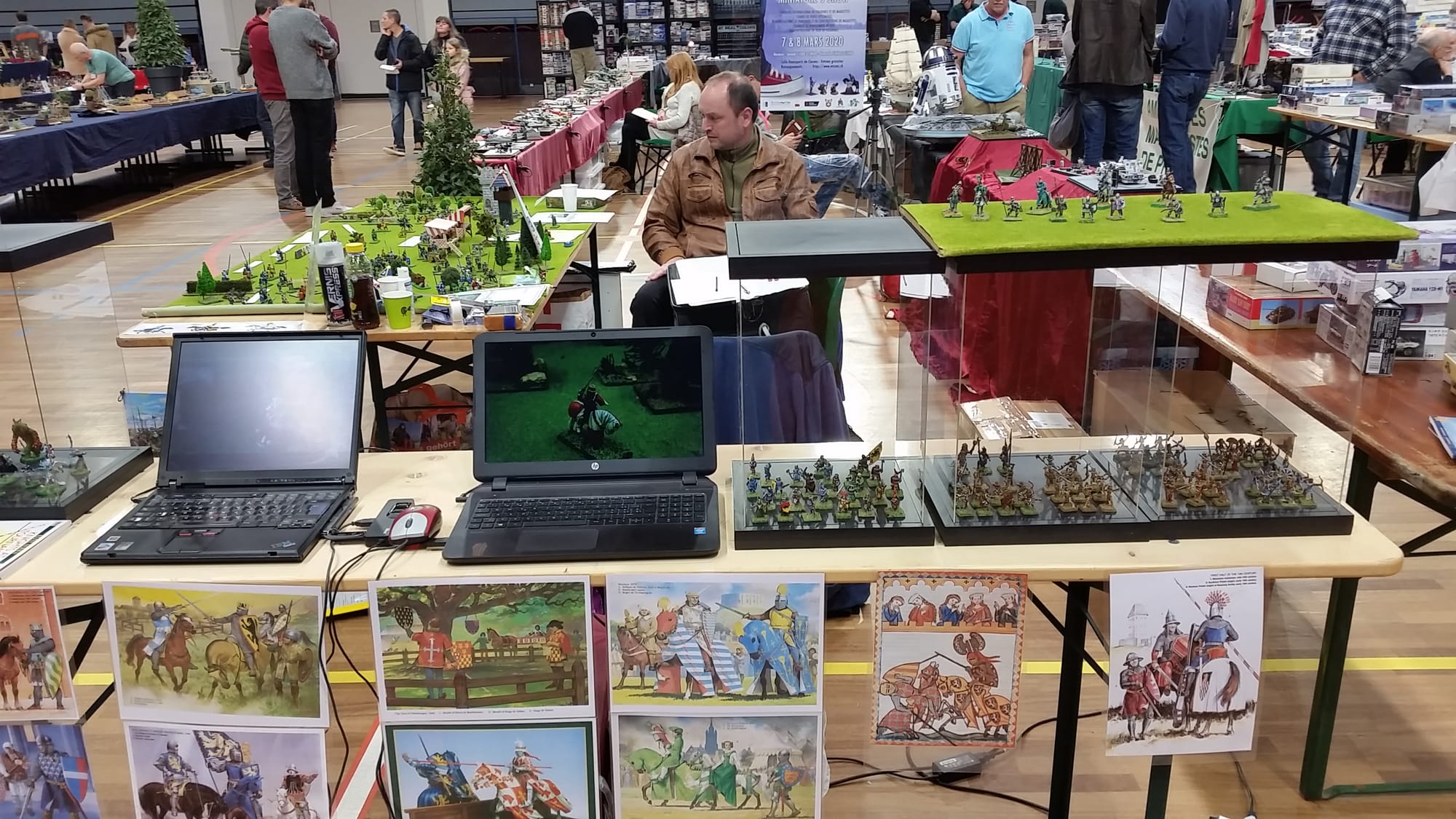 Membres de l'association et invités sur les stands