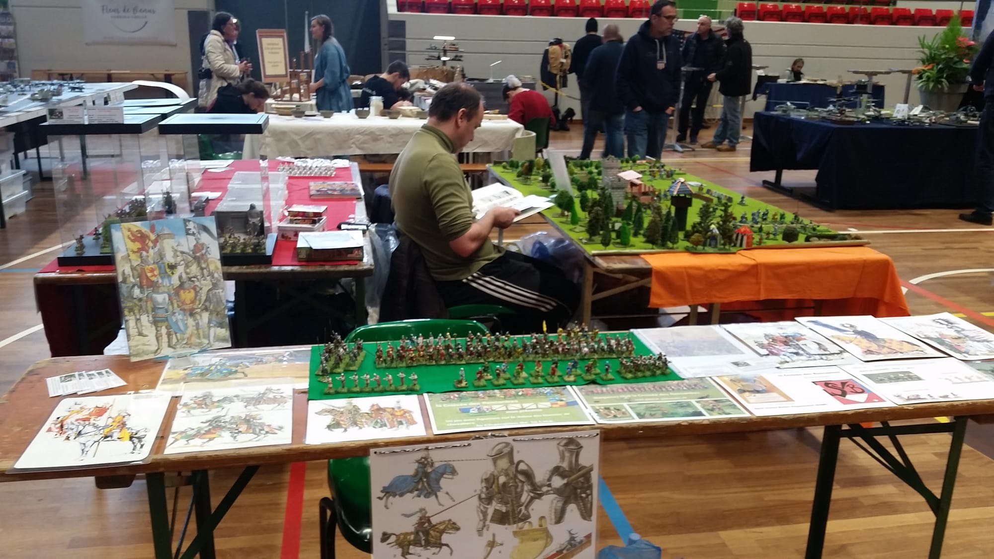 Membres de l'association et invités sur les stands