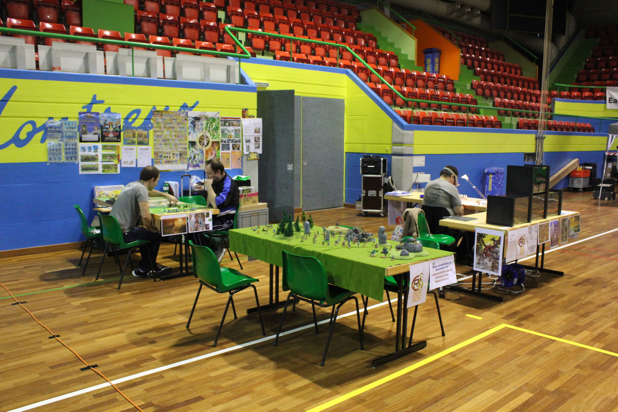 Membres de l'association et invités sur les stands