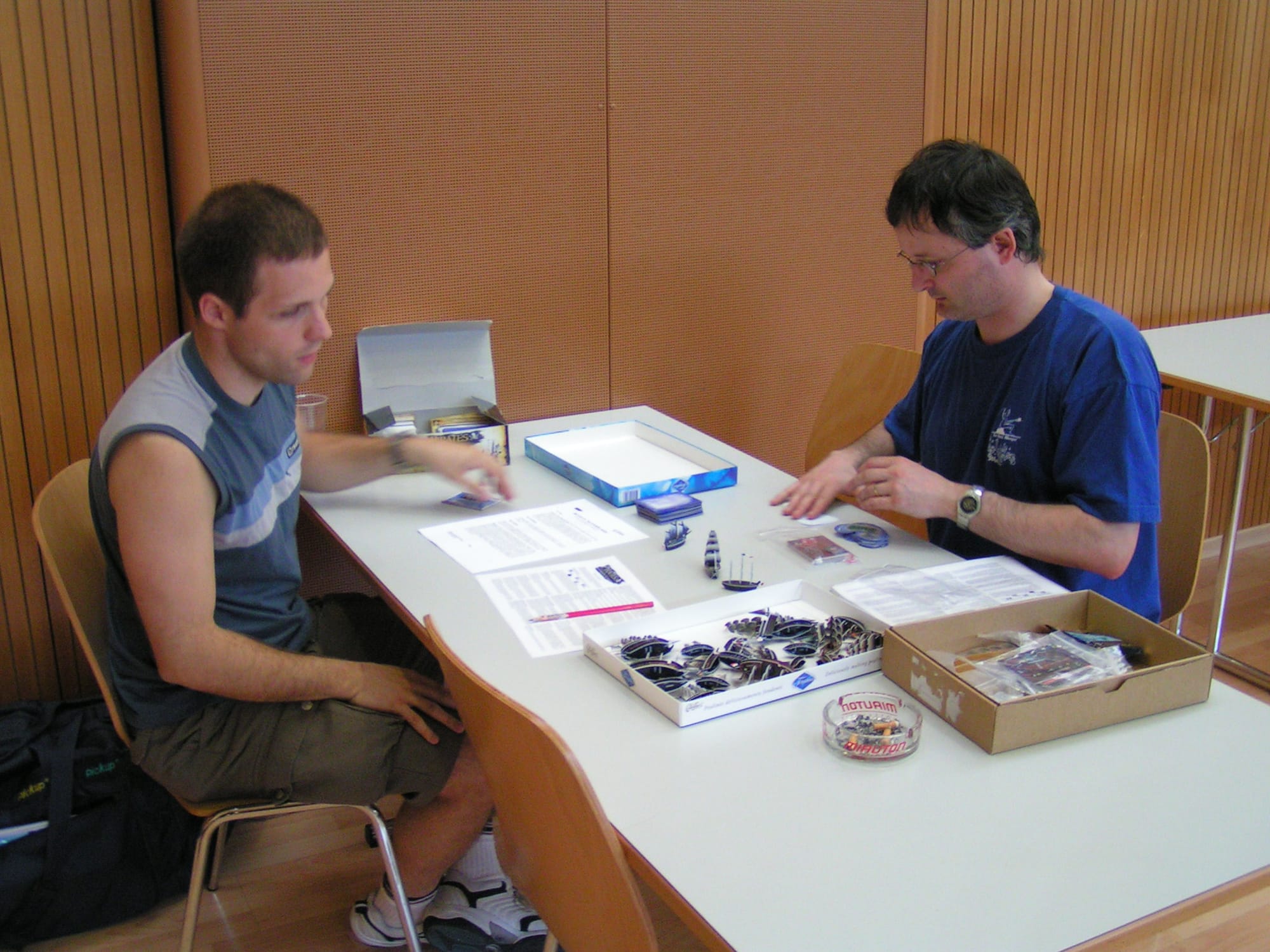 Membres de l'association et invités sur les stands