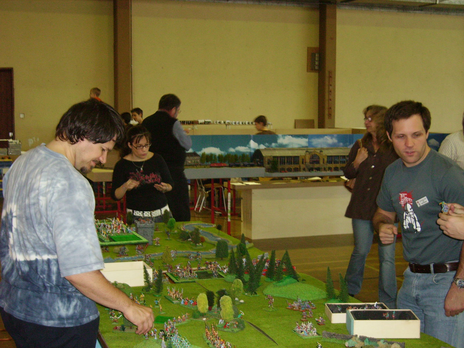 Membres de l'association et invités sur les stands