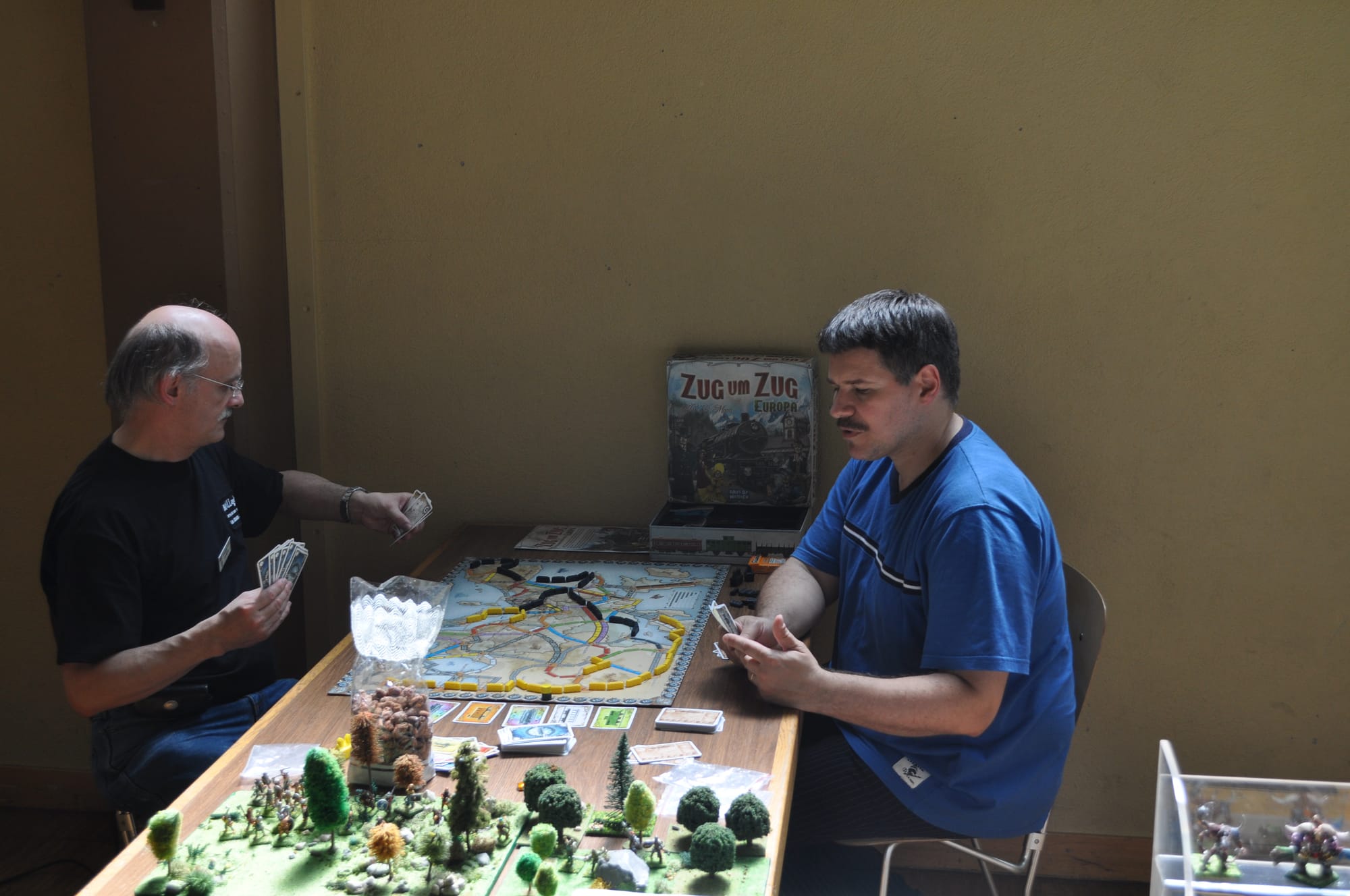 Membres de l'association et invités sur les stands