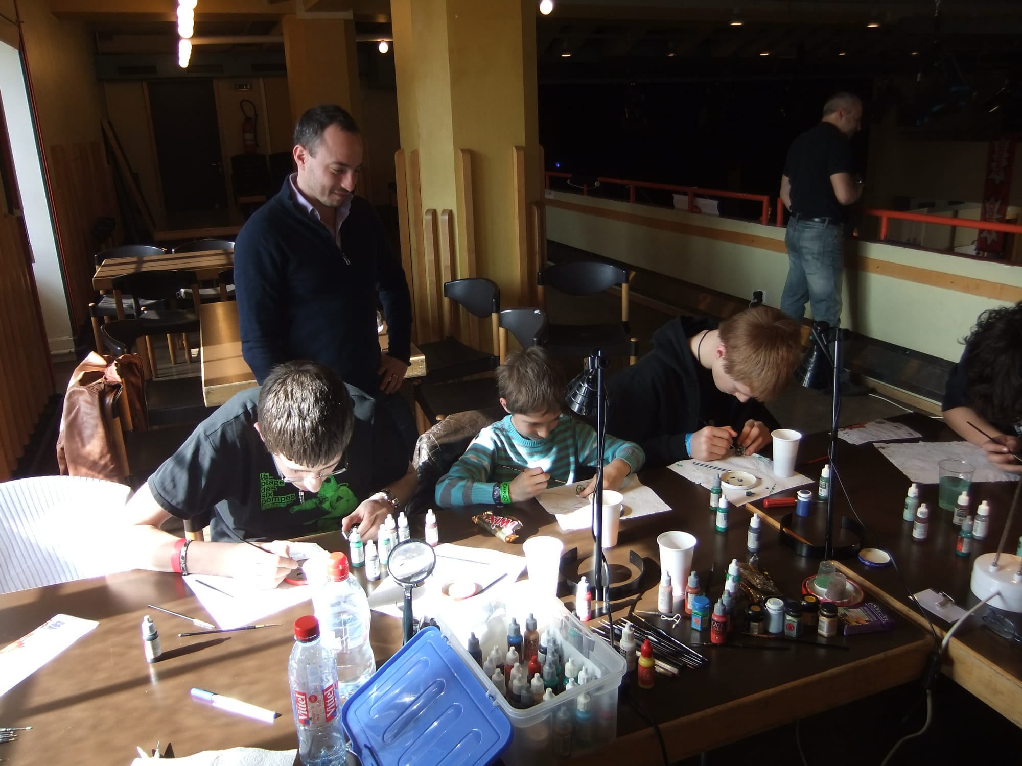 Membres de l'association et invités sur les stands