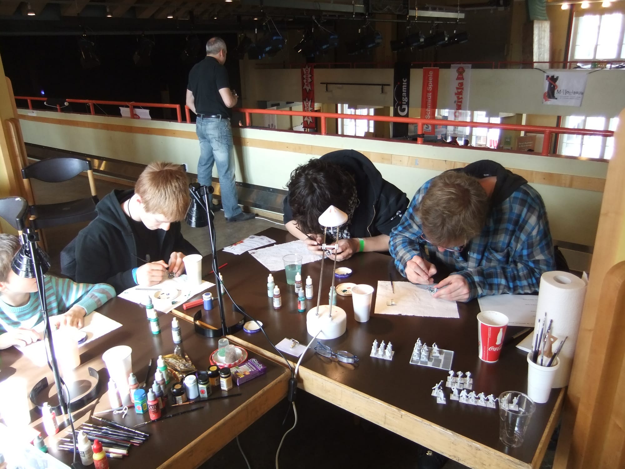 Membres de l'association et invités sur les stands