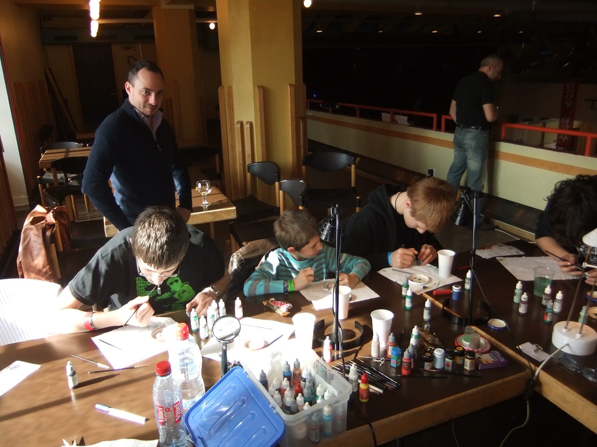 Membres de l'association et invités sur les stands