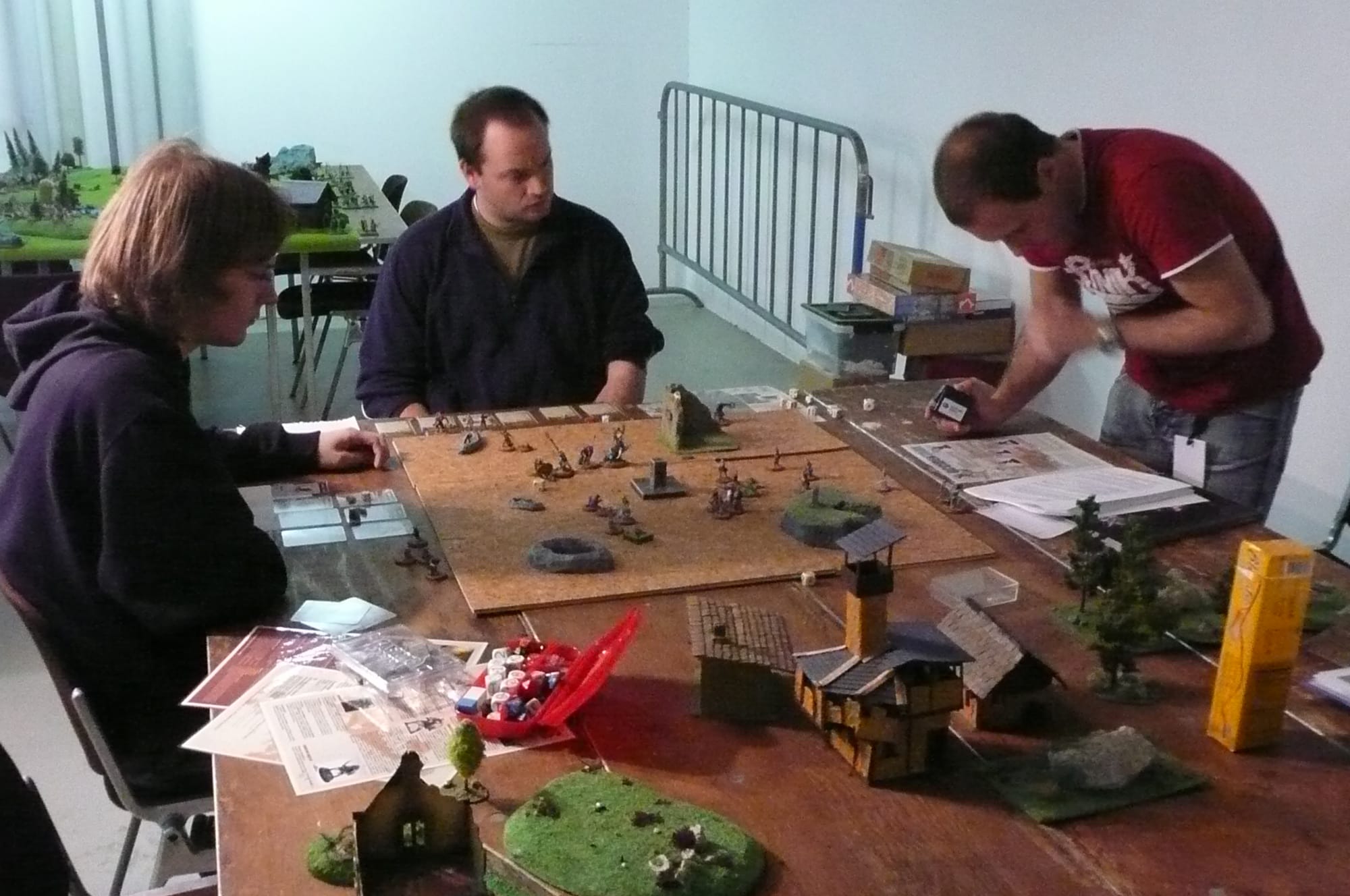 Membres de l'association et invités sur les stands