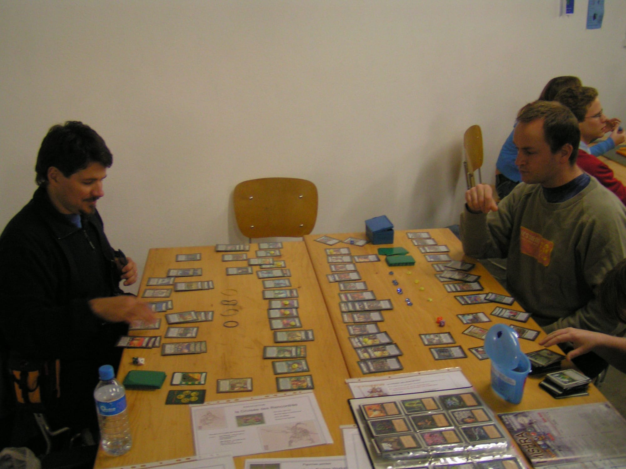 Membres de l'association et invités sur les stands