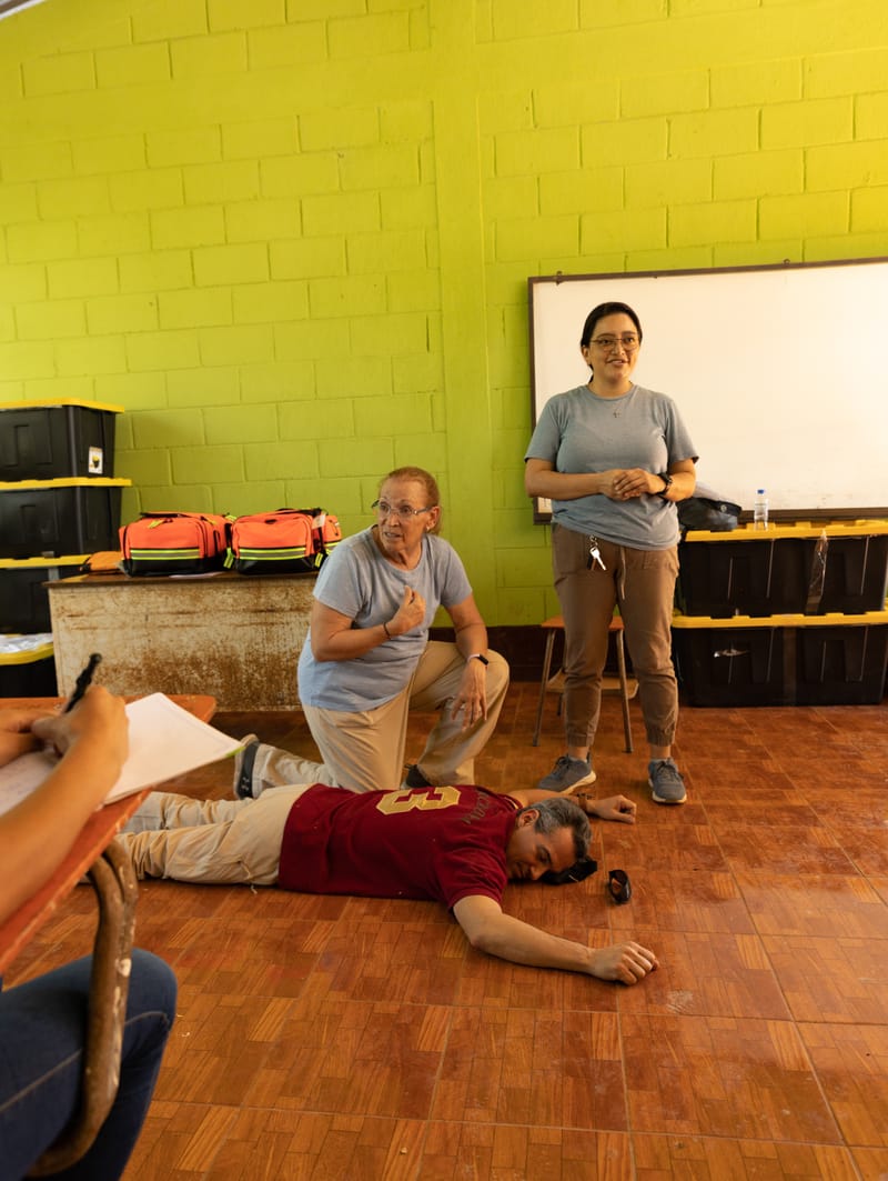 3. Entrenamiento para Primeros Auxilios y CPR. Y otras ayudas