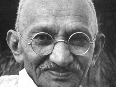 30 gennaio 1948: La straordinaria attualità di Gandhi, un uomo di fede contro tutte le guerre