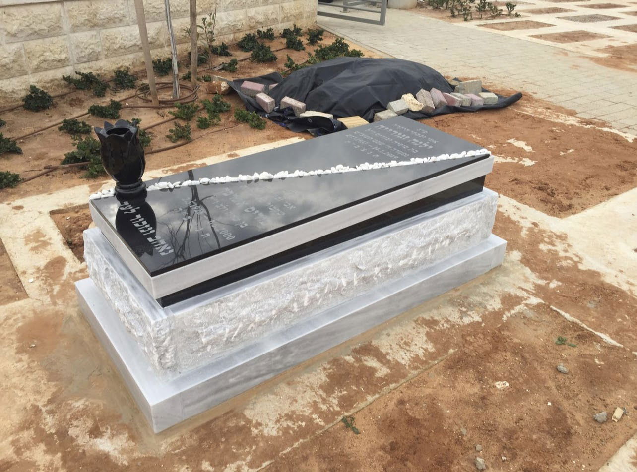 מצבה משפחתית שוכבת משולבת גרניט שחור וכד תואם | ניתן לשנות כל עיצוב של מצבה, להוריד ו/או להוסיף