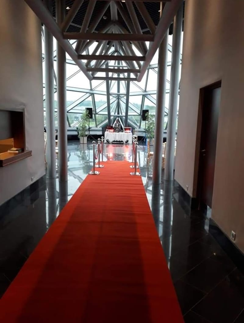 tapis rouge 10m avec poteaux et cordon vip 100€ HT