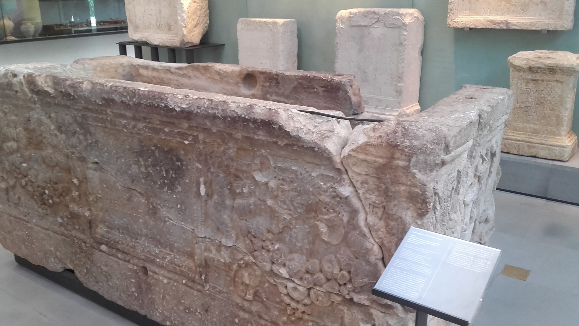 Sarcophage sculpté